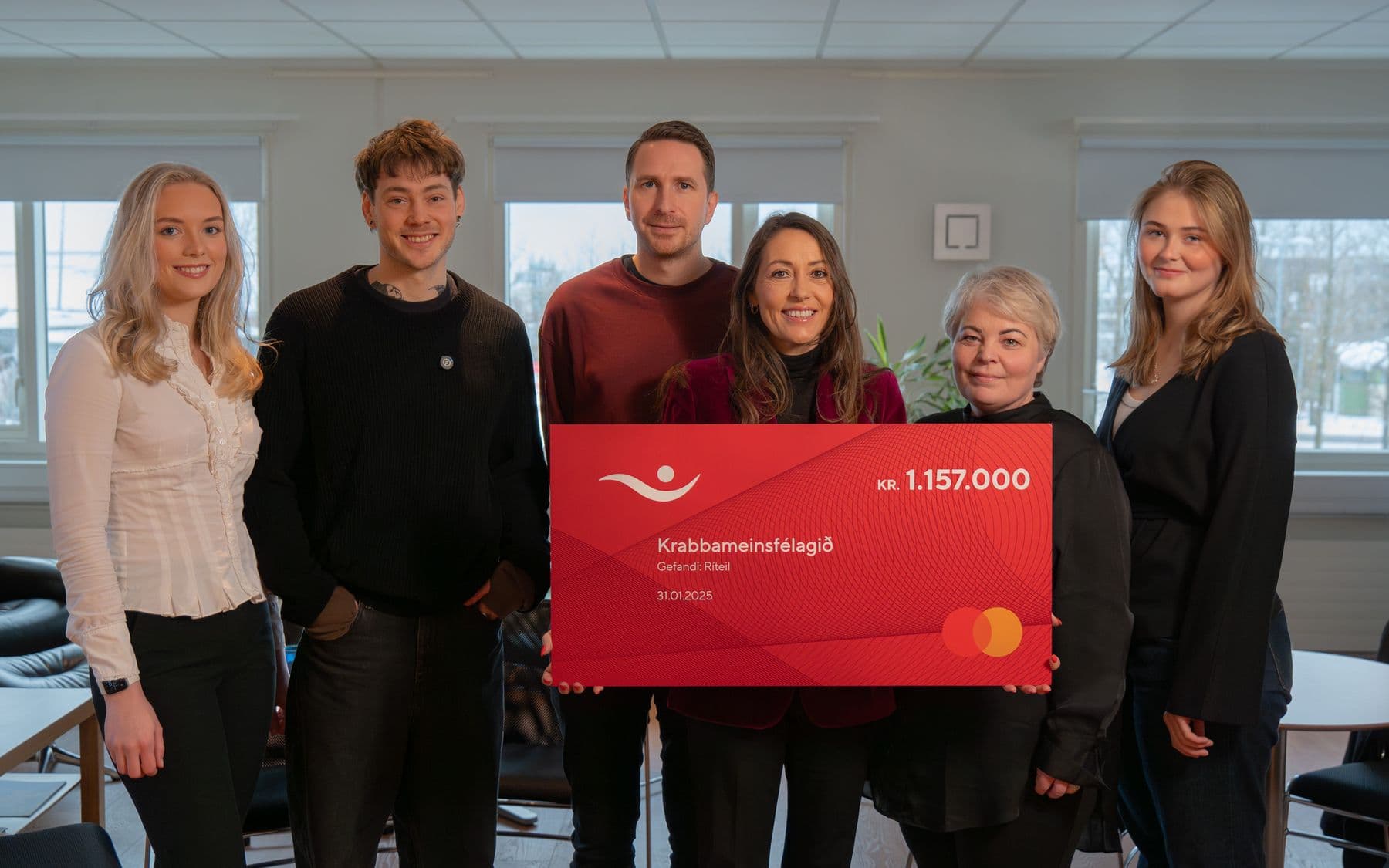 Eigendur Ríteil afhenda styrkinn. Frá vinstri: Ragnheiður Eva Lárusdóttir, Andri Jónsson, Þorri Snæbjörnsson KÍ, Heba Brandsdóttir, Ása Sigríður Þórisdóttir KÍ og Annie Schweitz Þorsteinsdóttir.