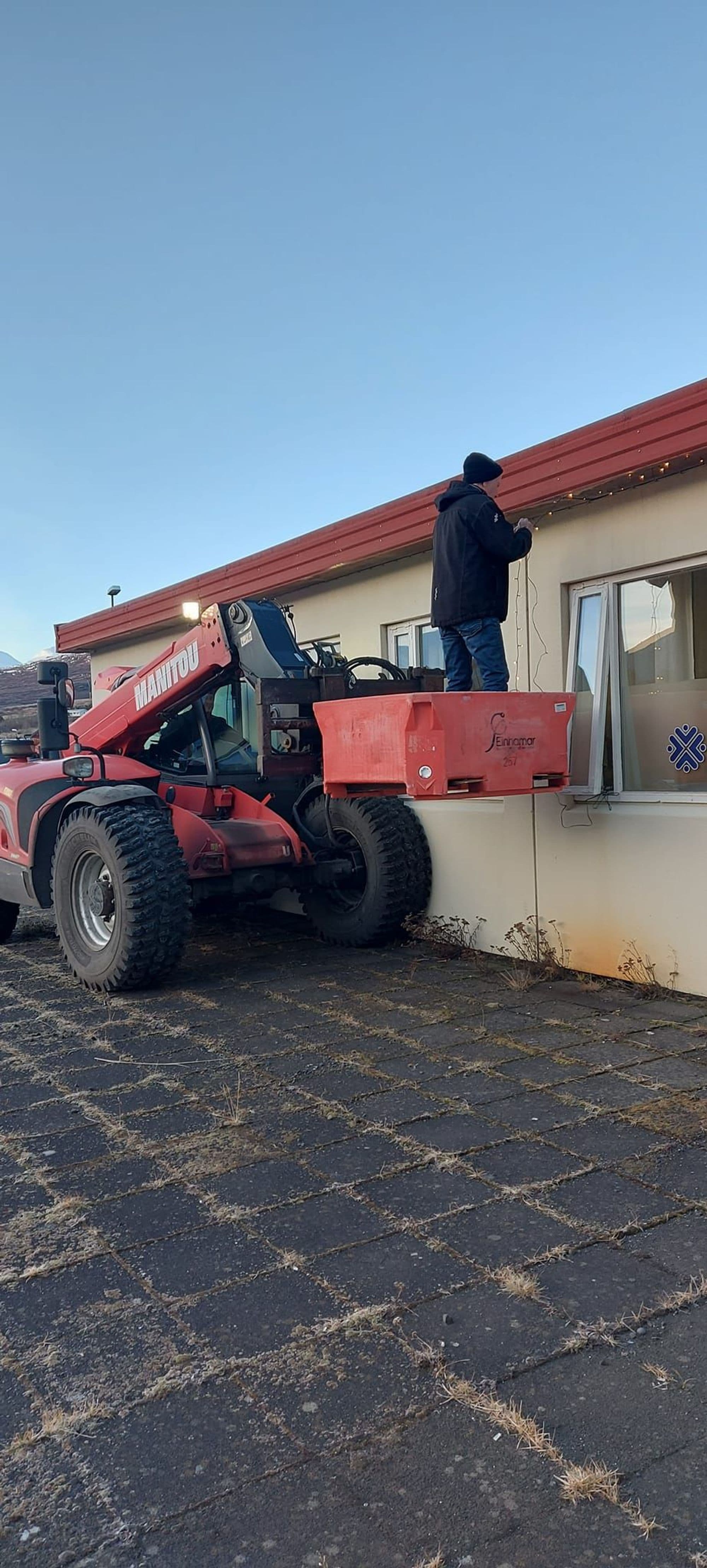 Sjálfboðaliðar setja upp jólaseríu