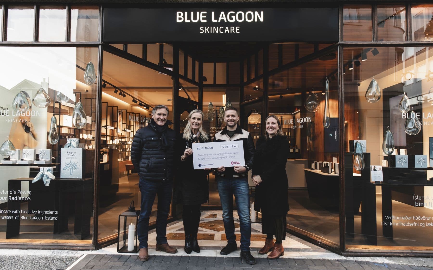 Mynd af Grími Sæmundsen, forstjóra Bláa Lónsins, Hólmfríði Einarsdóttur, framkvæmdastjóra Blue Lagoon Skincare, Hrefnu Stefánsdóttur, sérfræðingi hjá Krabbameinsfélaginu og Árna Reyni Alfredssyni, forstöðumanni fjáröflunar- og markaðsmála hjá Krabbameinsfélaginu.