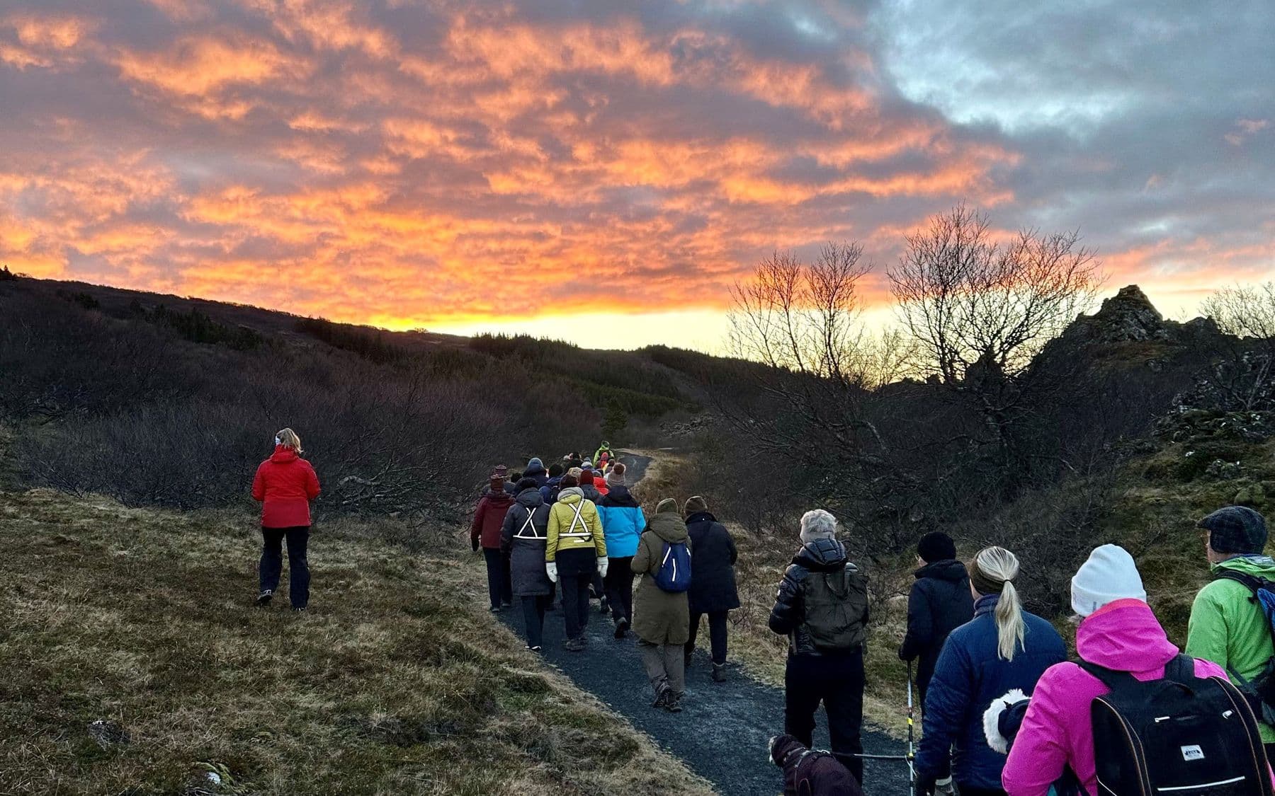 Fólk á göngu í náttúrunni.