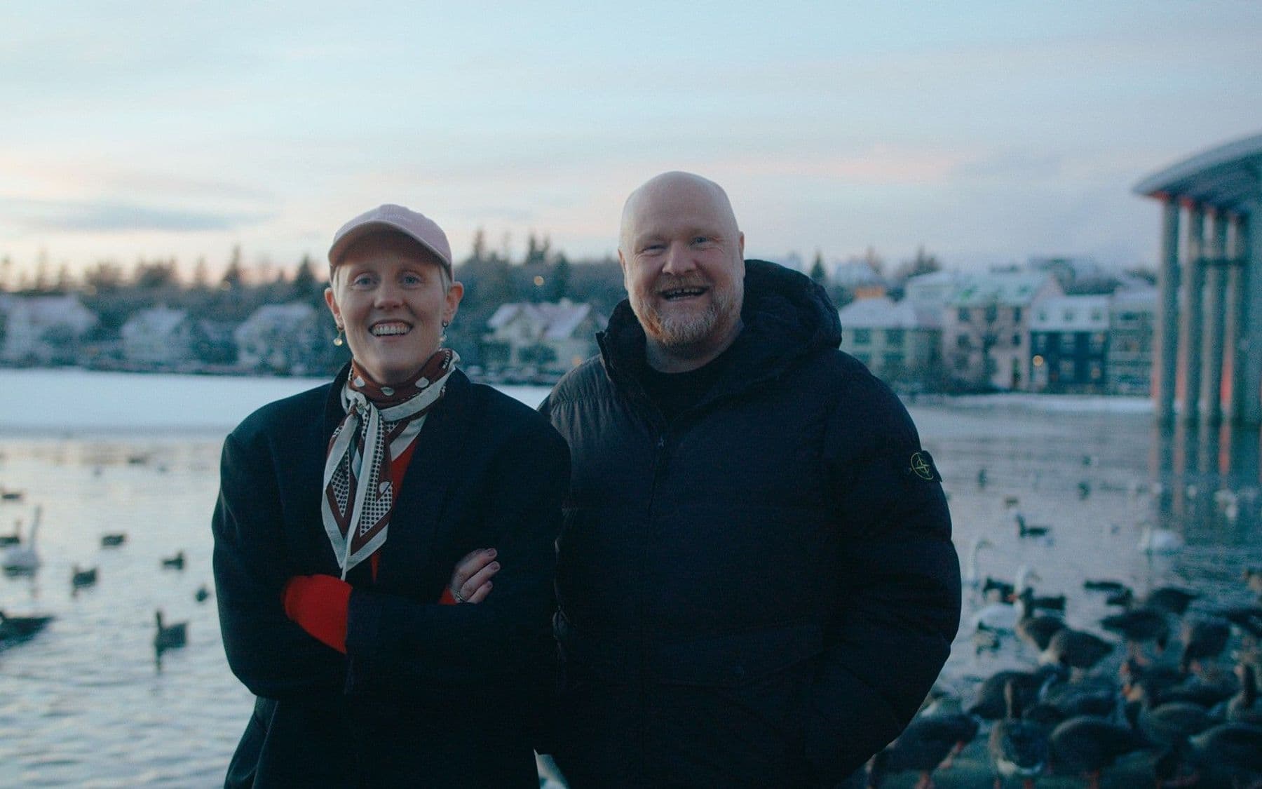 Thelma Björk og Hjálmar Örn við Tjörnina