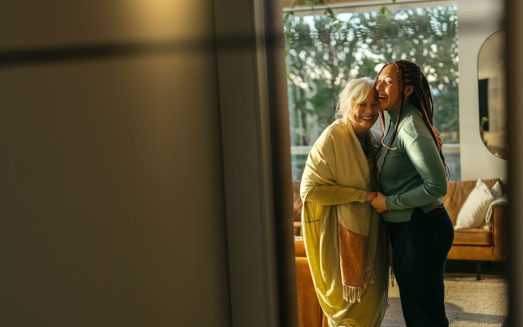 Stuðningur - Tvær konur í faðmlögum